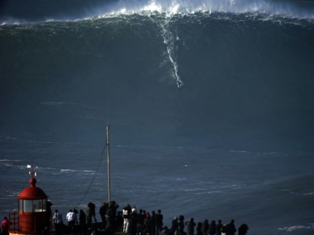Sangat ekstrim! Ombak di portugal Memiliki tinggi  hingga 30 m. Bagaimana ombak tersebut&nbsp;tercipta?