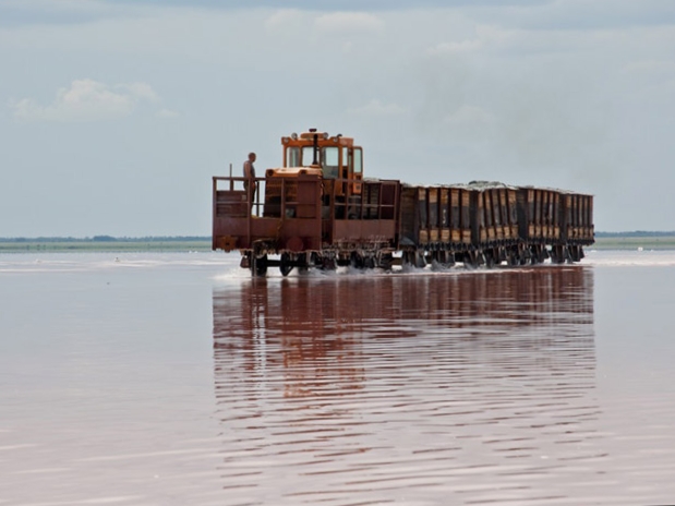 Fakta dibalik danau Burlinskoye yang berubah warna saat musim panas dan kereta api yang melintas di&nbsp;tengahnya