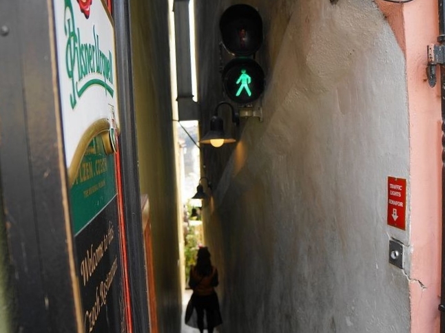 Fakta Jalan Sempit di Phara memiliki lampu lalu lintas untuk&nbsp;wisatawan