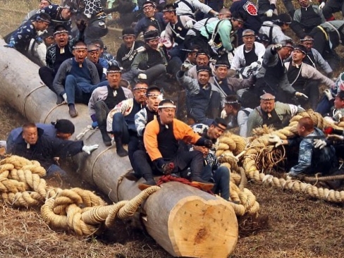 Onbashira festival suci yang mengadu adrenalin dan berbahaya dari&nbsp;Jepang